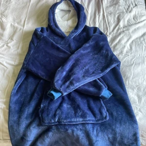 Stor blå mysig hoodie  - Vet varken storlek eller var den är köpt men det är meningen att den ska vara lång och stor 