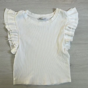 Vit topp - Säljer min vita topp från Zara som är oanvänd och som tyvärr ej kommer till användning 💕