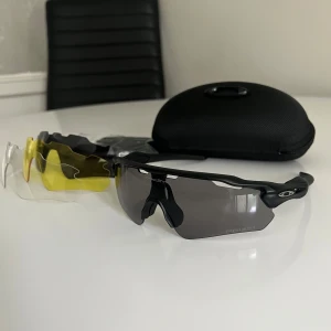 Helt nya Oakley Radar EV Path - Sportglasögon med 3 linser och originaltillbehör - Nyskick, först till kvarn gäller.  Ta din sportupplevelse till nästa nivå med Oakley Radar EV Path! Dessa ikoniska sportglasögon erbjuder överlägsen komfort, funktion och stil för aktiva användare. Perfekta för cykling, löpning och andra utomhusaktiviteter.  Funktioner:  3 utbytbara linser: Mörka för soliga dagar Gula för förbättrad kontrast i svagt ljus Klara för skydd utan toning  Högpresterande båge: Lättvik