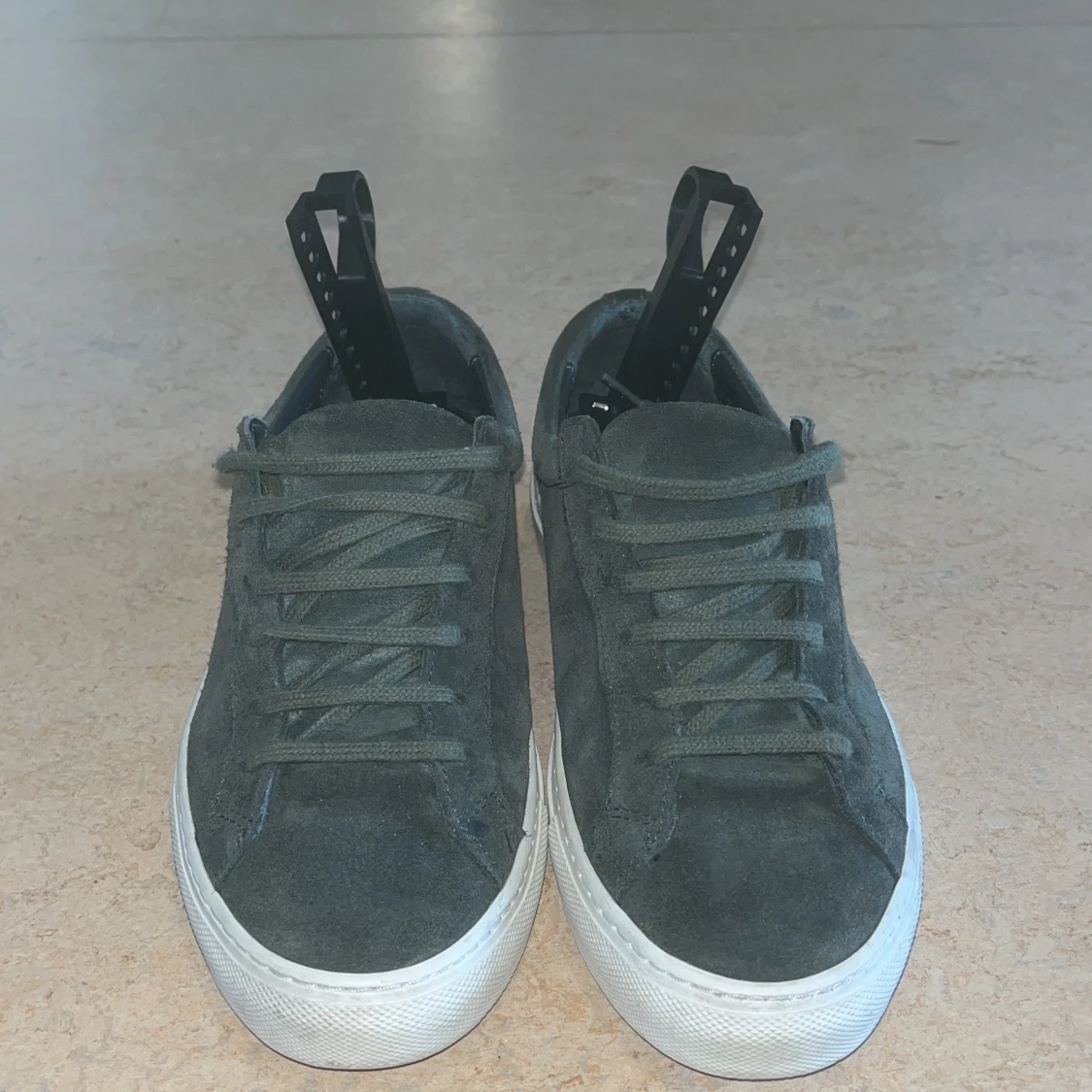 Gröna sneakers från Axel Arigato i mocka - 1