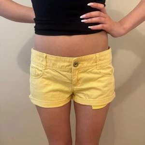 Lågmidjade jeans shorts  - Säljer dessa super snygga lågmidjade jeansshorts då dem ej kommer till användning.     | Midjemått 39 cm | 