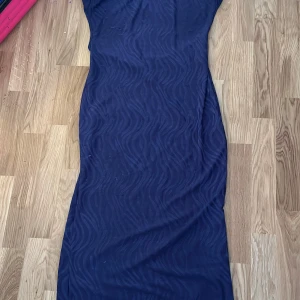 Lila långklänning med zebra mönster - Öppen rygg