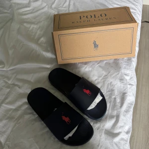 Ralph lauren tofflor  - Storlek 40, Jag har använt dom en gång men kvaliteten var inte så bra blev ett litet märke på dom men annars inget fel på dom! 