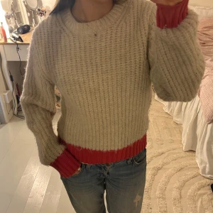 Beige stickad tröja med röda detaljer - Så cool stickad tröja