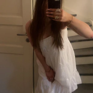 Vit Sommarklänning  - Vit somrig klänning från Vero Moda! Jättefint skick💕💕kommer inte till användning så mycket tyvärr