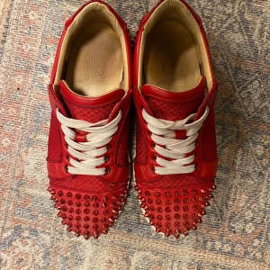 Röda - Loubs - Som nya , äkthetsbevis kommer med och låda. Samt nitar och extra snöre. Säljer då ja tröttnat på färgen stora i i storleken Pris går att diskuteras!