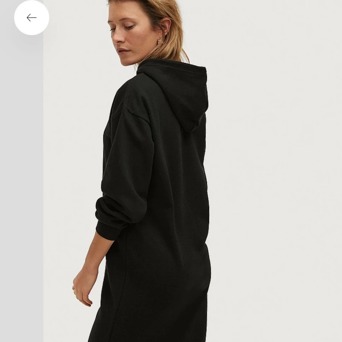 Svart hoodieklänning med slits - 2