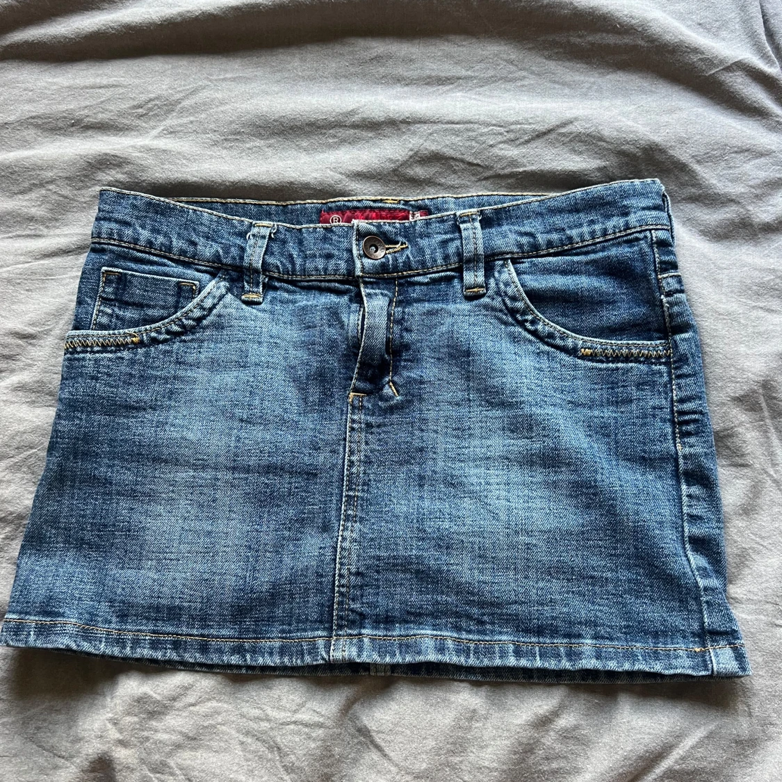 Blå lågmidjad kjol