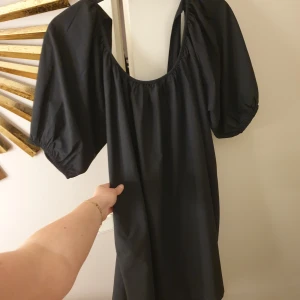 klänning  - klänning med puffärmar från Bikbok 