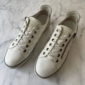 Louis Vuitton calfskin suede Damier Aventure Zip up  - Säljer ett par Louis Vuitton calfskin suede Damier Aventure Zip up vita. Dom är i stl 9 US (43) passar 43-44. Passar perfekt nu till sommaren både som vardags skor men även som fin skor. Retail 8-10.000kr mitt pris 2.999 kr.  Byten kan vara intressant, i skor stl 42-43 och i kläder M-L