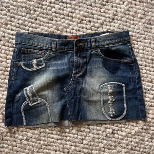 Lågmidjad jeanskjol  - Coola detaljer! 