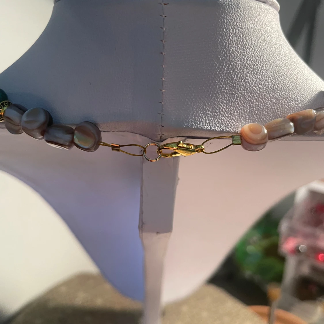 Halsband med pärlor och grönskimrande snäckdelar - 3