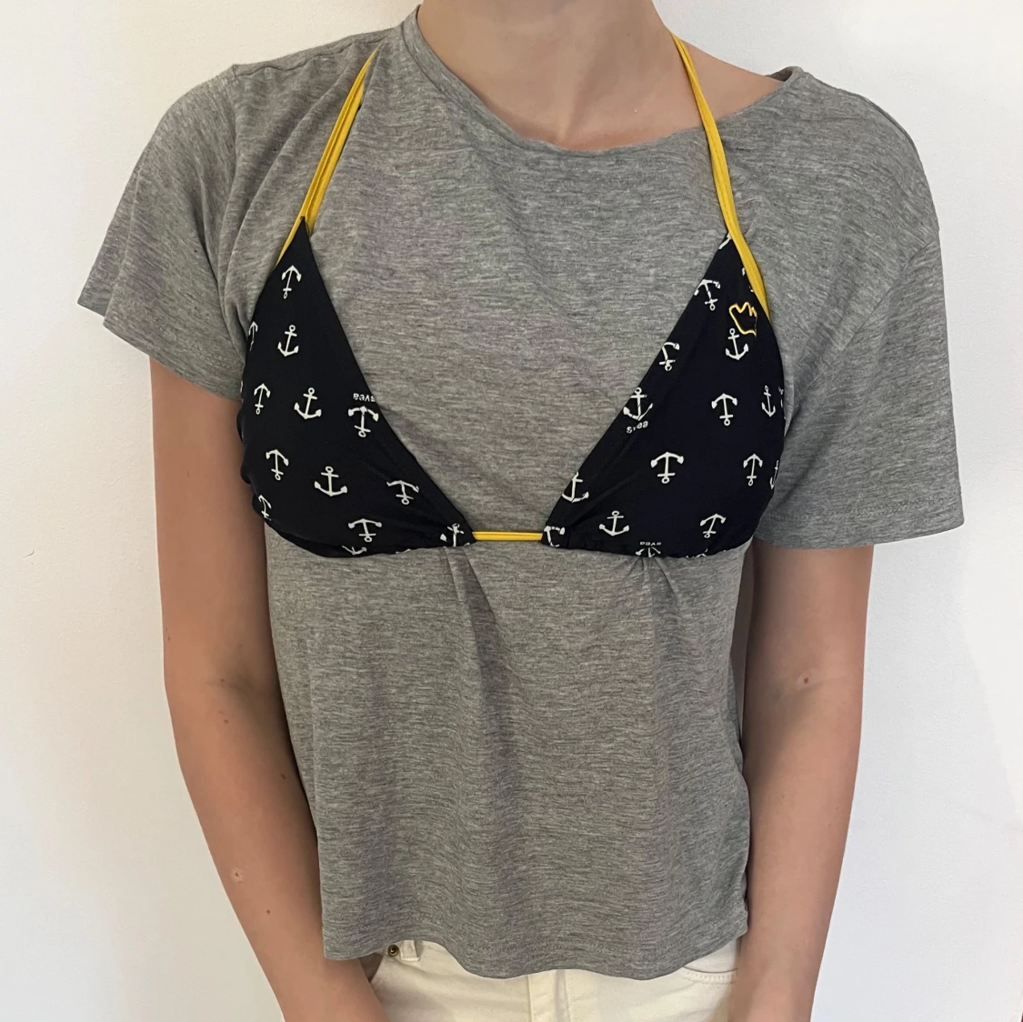 Svart bikiniöverdel med ankare och gula band - 1