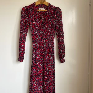 Blommig sommarklänning Michael Kors - Elegant blommig klänning från Michael Kors i storlek XXS, oanvänd. Fina små knappar. Sitter som en smäck!