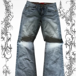 Blå bootcut jeans s/m - Snygga blå jeans med bootcut passform och markerade orange sömmar på bakfickorna. Klassisk femficksmodell med normal passning och snygg slitning. ✨