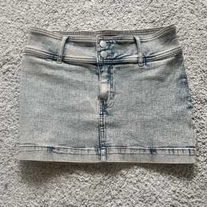 Jeanskjol - Säljer min jeanskjol, köpt för 560kr, den är skön och perfekt till sommaren, skickar så fort du köper , skriv om du vill ha mer bilder💗