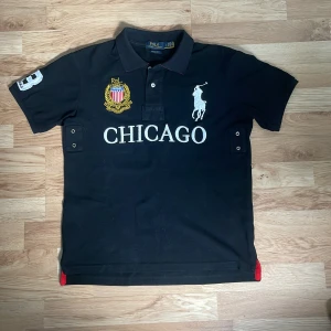 Polo Ralph Lauren Chief keef Chicago - Svart pikétröja från Polo Ralph Lauren med vit broderad logga och texten CHICAGO på bröstet. Klassisk krage och korta ärmar. Storlek L men passar som M också. Mycket bra skick.