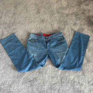 Jacob cohën - Säljer nu dessa feta blå jeans från Jacob cohen i en ljusblå tvätt type 688. Skicket är 10/10 och jeansen är i storlek 33.                                                                     Pris 750kr