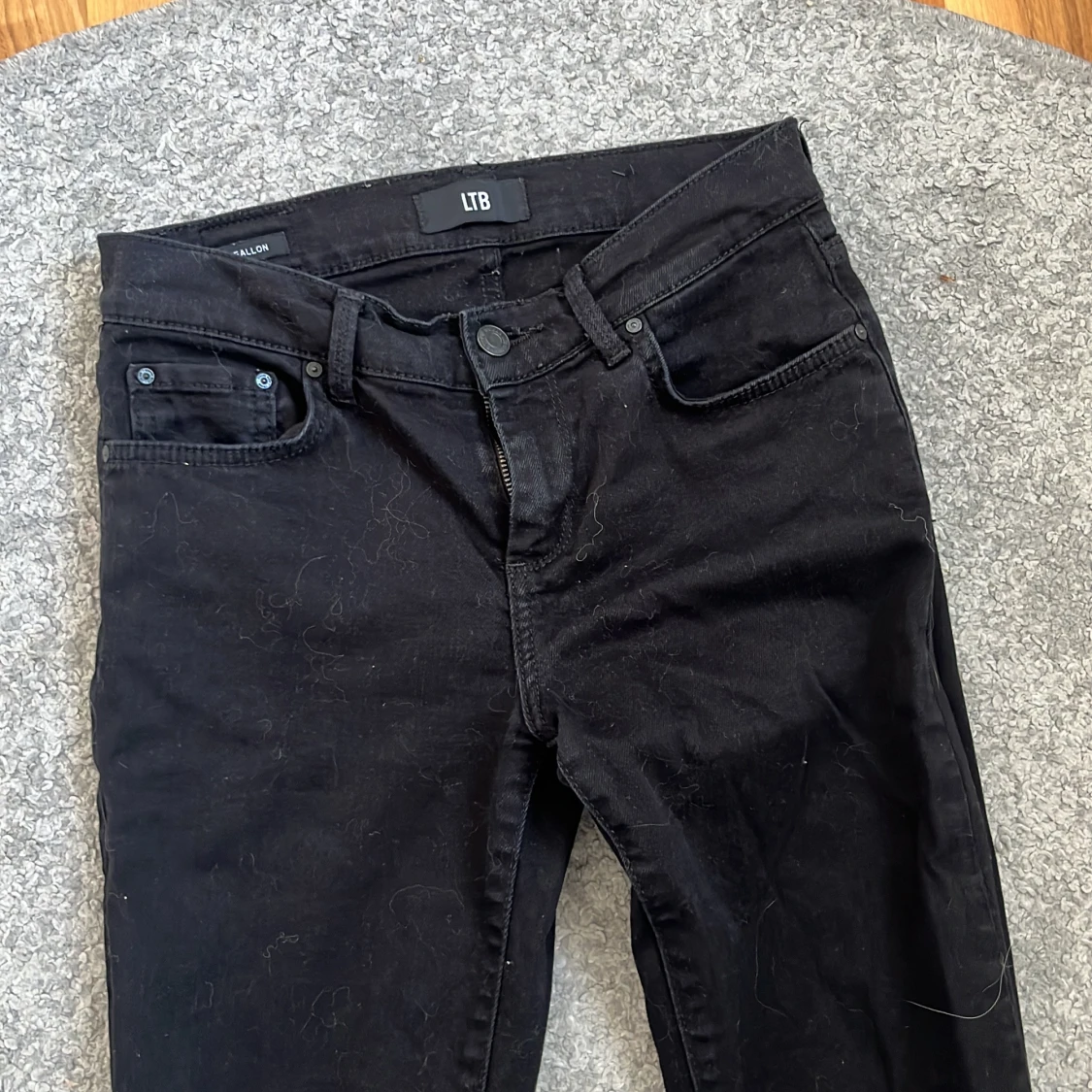 Svarta low waist jeans från LTB, modell Fallon - 1