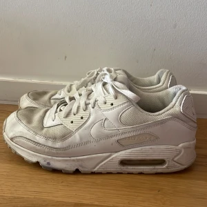 Nike air Max 90  - Säljer ett par schyssta vita nike air Max då dem inte används. Sicket är bra men lite smutsiga, skriv pv för mer frågor och är öppen för byten.
