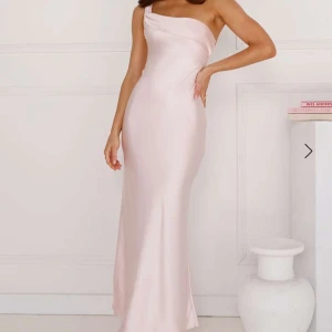 Rosa balklänning - Säljer denna otroligt vackra balklänning från det australiska märket Hello Molly. Klänningen finns inte längre kvar på hemsidan men högt eftertraktad. Säljer pågrund av att jag ska ha en annan klänning till balen, den är alltså bara testad och har lapparna kvar. Nypris är 1650 kr💗