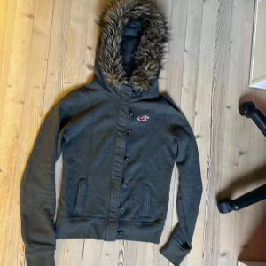 Oliv färgad hoodie med päls från hollister  - Jävligt snygg hollister hoodie med svin nice päls säljer då den tyvärr inte används. De är dam storlek medium så passar s/sx på herr