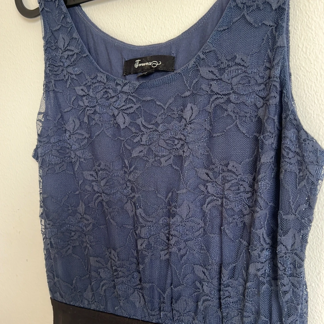 Blå spetsklänning med svart kjol - 3