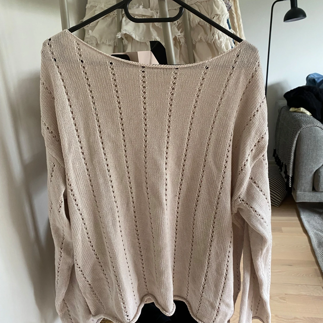 Beige stickad tröja med hålmönster - 2