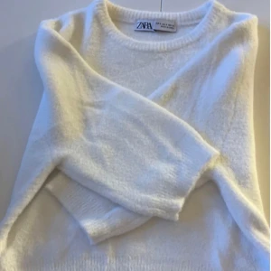 Vit mjuk topp - Jätteskön tröja med korta ärmar, ärmarna är lite längre än en vanlig T-shirt ärm. Passar xxs/xs/s beroende på hur man vill att den ska sitta. Aldrig använd bara provad