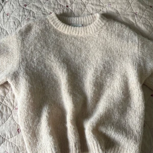 Beige stickad kortärmad träja - Jättefin beige / persika färgad stickad kortärmad topp från Aware, storlek xs 💕