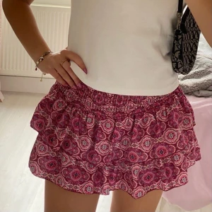 Meet me there kjol💓 - Jättefin kjol med inbyggda shorts perfekt till sommaren❣️stl s men passar till både m och xs! Knappt andvänd köpt förra året!