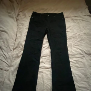 Svarta bootcut byxor - Säljer ett par svarta bootcut byxor.  Säljer pågrund av att jag har alldeles för många jeans så att de inte kommer till användning! 