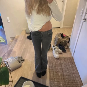 Grå jeansbyxor med låg midja - Älskade verkligen dessa, men de passade tyvärr inte mig. Jag har klippt av etiketten eftersom den kliade. Har bara haft dem på mig ett fåtal gånger, men de är som nya, inga fläckar, hål eller lukt