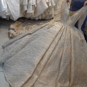 Champagnefärgad glittrig långklänning - Hej! Jag säljer min förlovningsklänning som passar till storleken XS, S, M ( då den kan justeras med rygg band och dragkedja) Klänningens tillbehör följer med klänningen! Pris kan diskuteras och kan fraktas. 