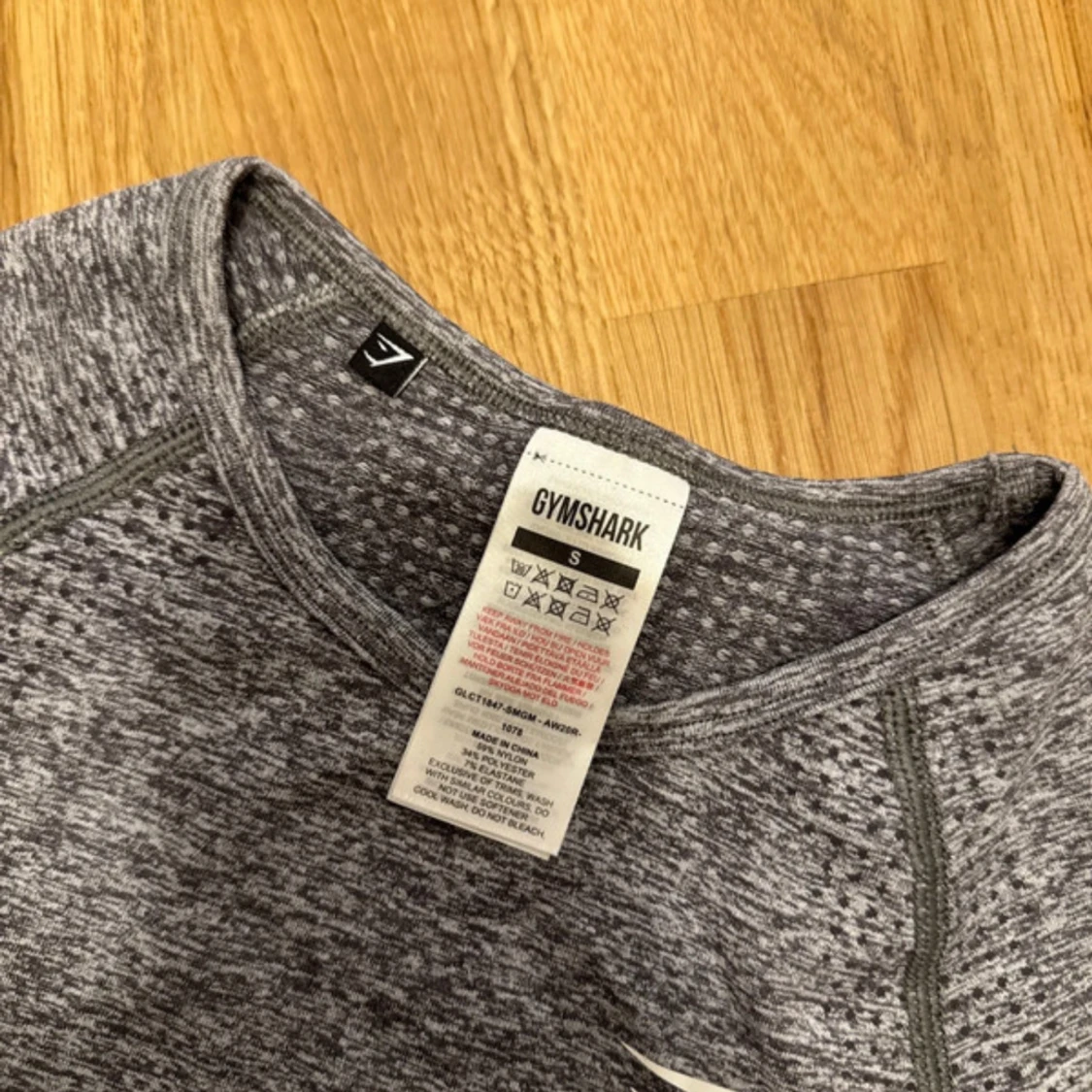 Grå croppad långärmad träningströja från Gymshark - 2