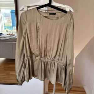  Blus strl M - Satin aktig blus från MQ aldrig använd 