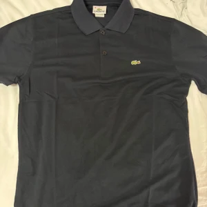 Lacoste pike  - Hej! Jag säljer dessa för att jag brukade spela golf innan och använde dessa tröjor men har slutat så inte längre, de är perfekt inför sommaren till folk med stil 😍priset kan diskuteras och denna tröja är i storlek M 🤩
