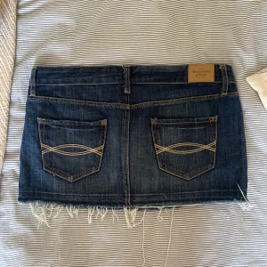 Lågmidjad jeanskjol  - Supersnygg jeanskjol från abercrombie & fitch. Midjemått: 42 cm längd: 28 cm