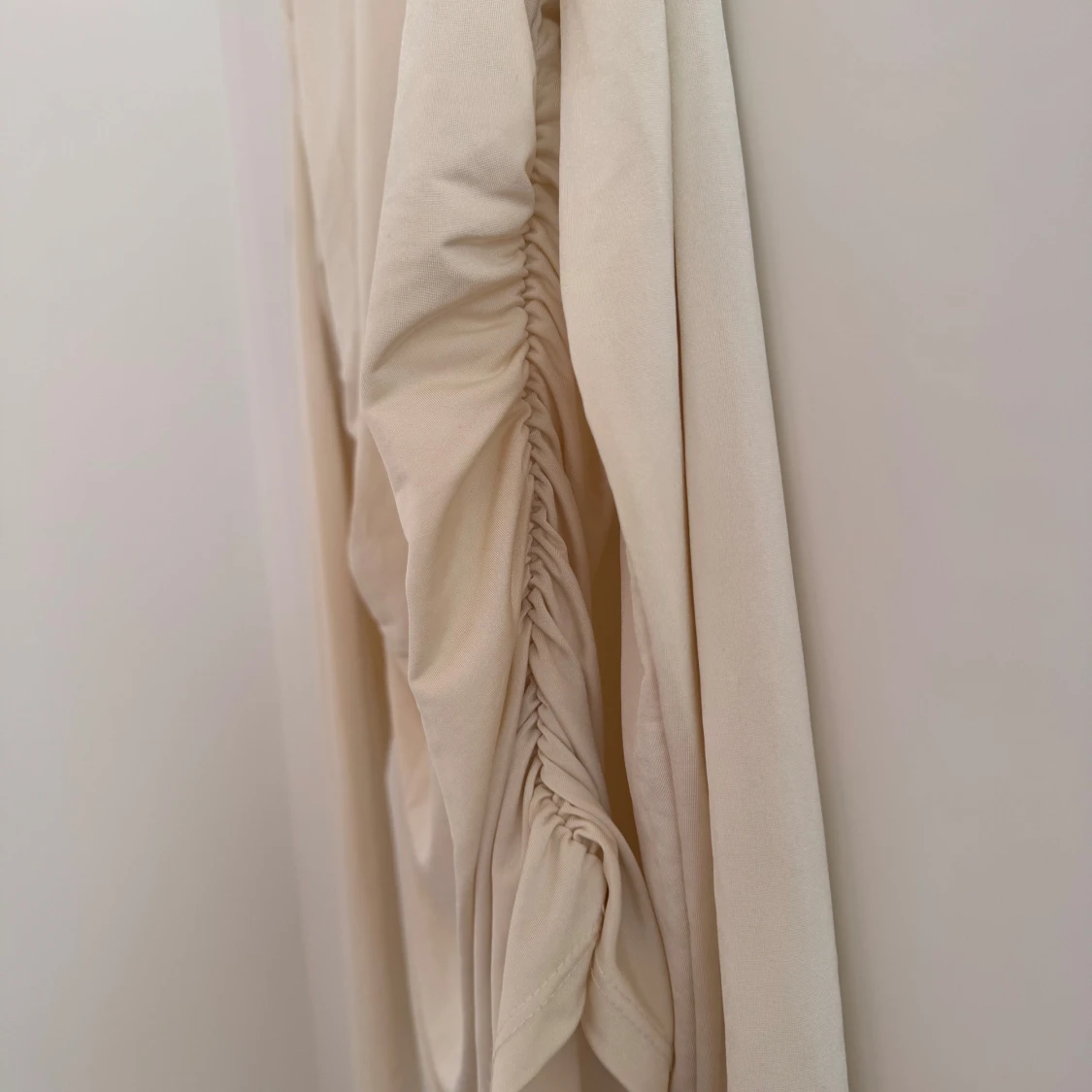 Krämvit långärmad topp från NA-KD - 2