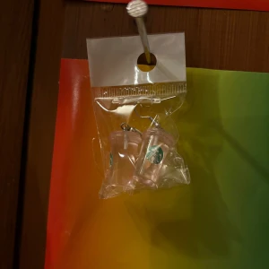 Parfymprover i plastflaskor - Säljer två små parfymprover i genomskinliga plastflaskor med sprayfunktion. Flaskorna har Starbucks-loggan på sig och är förslutna i en plastpåse med upphängningshål. Perfekt att ta med i väskan.