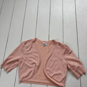 Rosa bolero - Ljusrosa bolero från Saint Tropez i storlek S💕