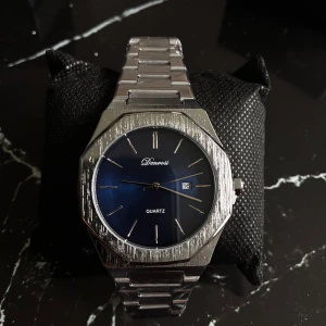 Dem två bröderna  - Två super fina klockor, ena med en silverblänk o andra med gummi band för den lite mer sportigare looken. Båda med ett blått ur.