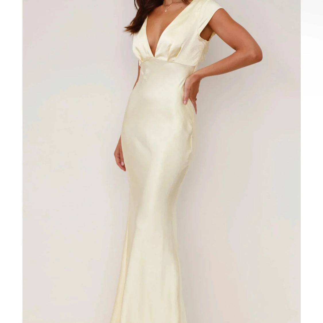 Champagnefärgad långklänning i satin - 1