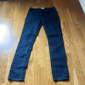 Mörkblå jeans från Acne Studios -  Jeansen har normal passform:Waist 28 Längd 32 Skriv om du har frågor