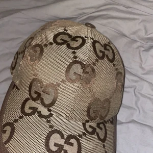 Beige Gucci Jumbo Keps - Beige Gucci Jumbo Keps, endast använd 1 gång.   Fast pris 799kr.
