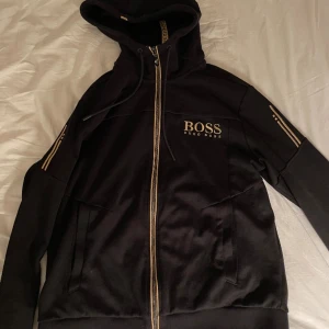 Hugo boss zip hoodie - Hugo boss zip hoodie väl omhändertagen och i ett bra skick, Storlek S, priset är sänkt och till ett bra pris för en tröja i väldigt bra skick