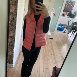 Moncler Väst  - Säljer min Moncler väst i färgen lax rosa då jag inte längre använder den. Den är väl omhändertagen och är i storlek 1 (XS). Skriv vid fler frågor🩷