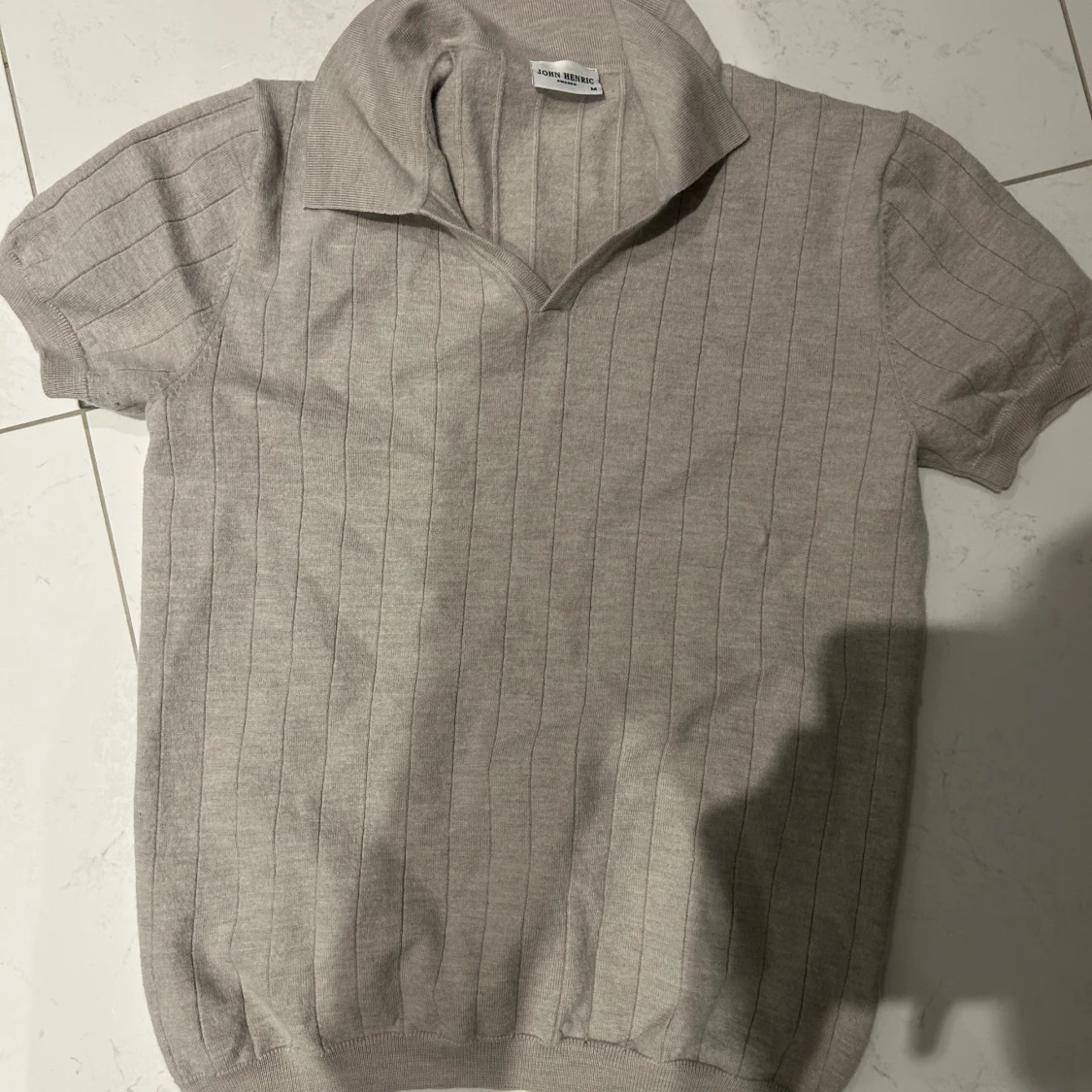 Beige stickad pikétröja från John Henric