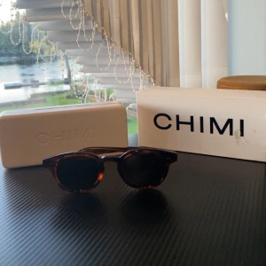CHIMI 02 Tortoise solglasögon - Snygga solglasögon från CHIMI i brunmelerad färg med rundade bågar. Kommer med originaletui och box. Perfekt accessoar för att lyfta din stil.