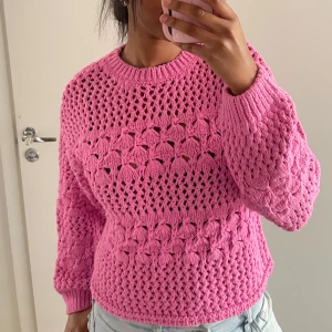 Rosa stickad tröja med hålmönster - Snygg stickad tröja från Zara i väldigt bra skick!💗
